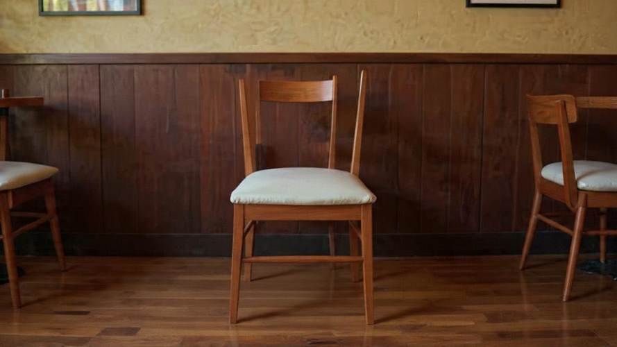 4 Sillas de madera con asiento de cuerina blanca