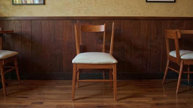 4 Sillas de madera con asiento de cuerina blanca