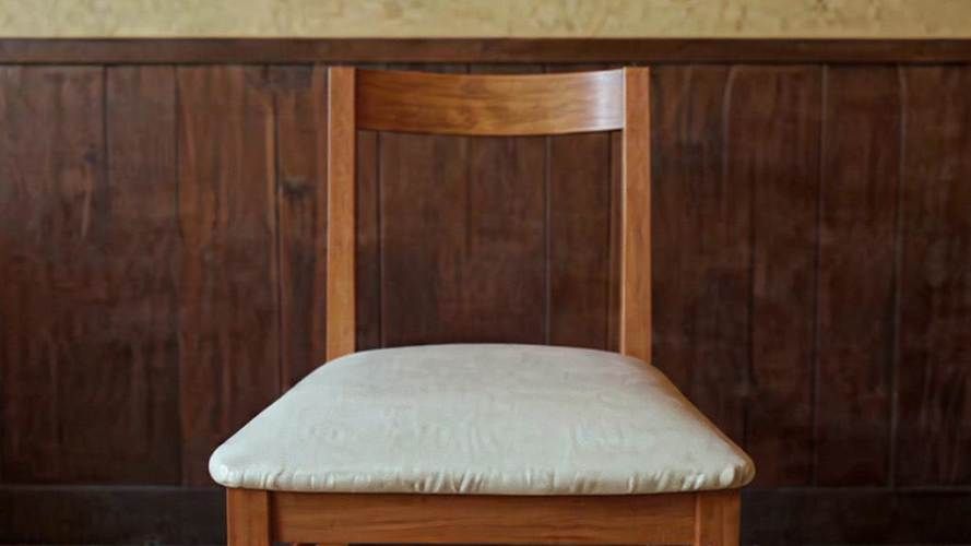 4 Sillas de madera con asiento de cuerina blanca