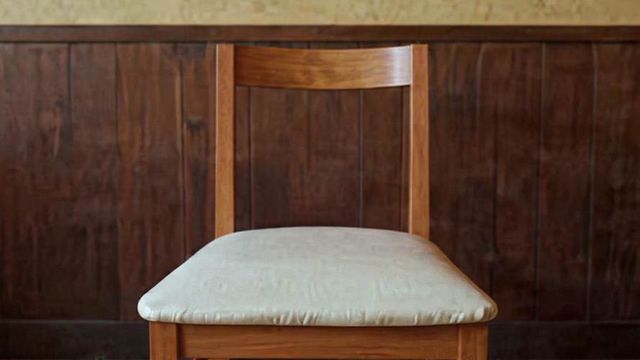 4 Sillas de madera con asiento de cuerina blanca