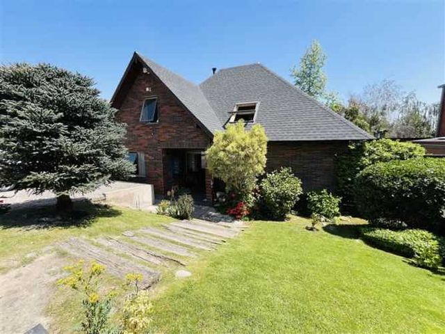 CASA Sector Las Pircas, residencial, colegios, supermercados, zonas comerciales cercanos, libre de todo tipo de contaminación.