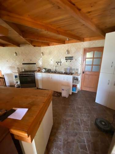 EXCELENTE CASA EN PARCELA CON PISCINA Y QUINCHO