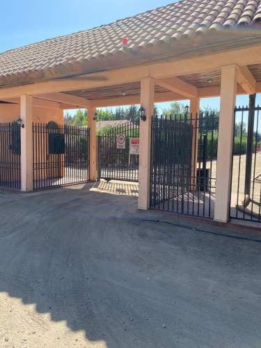 EXCELENTE CASA EN PARCELA CON PISCINA Y QUINCHO