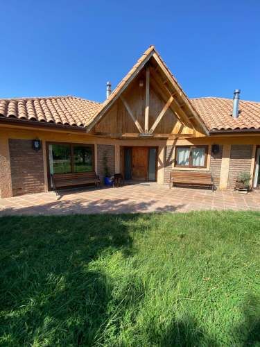 EXCELENTE CASA EN PARCELA CON PISCINA Y QUINCHO