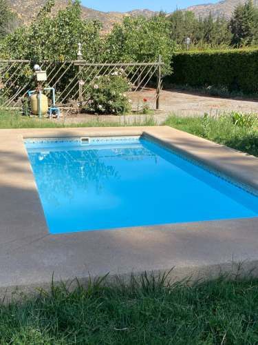 EXCELENTE CASA EN PARCELA CON PISCINA Y QUINCHO