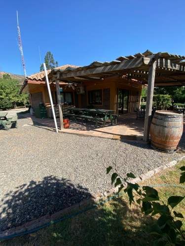 EXCELENTE CASA EN PARCELA CON PISCINA Y QUINCHO