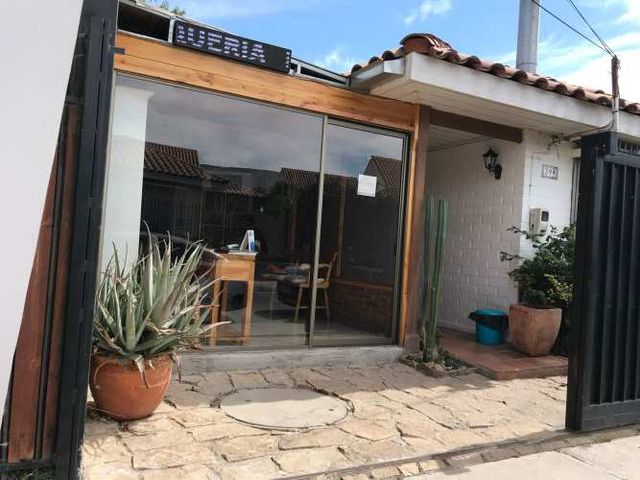 HERMOSA CASA CON PISCINA, QUINCHO Y LOCAL COERCIAL