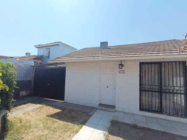 CASA EN VENTA 1 PISO 2 HABITACIONES UN BAÑO BUEN BARRIO