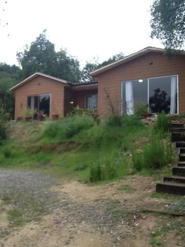 AMPLIA PARCELA CON CASA CONSTRUIDA ENTRE BOSQUES