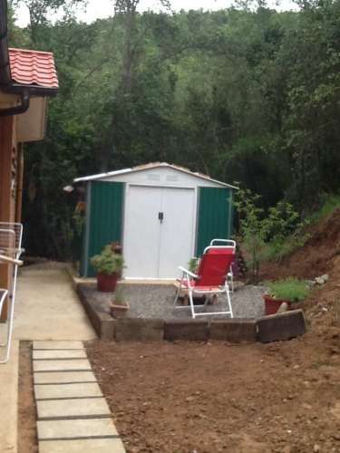 AMPLIA PARCELA CON CASA CONSTRUIDA ENTRE BOSQUES