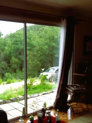 AMPLIA PARCELA CON CASA CONSTRUIDA ENTRE BOSQUES