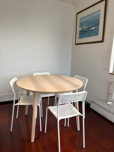 Set de Comedor Nórdico: Mesa Redonda + 4 Sillas Blancas