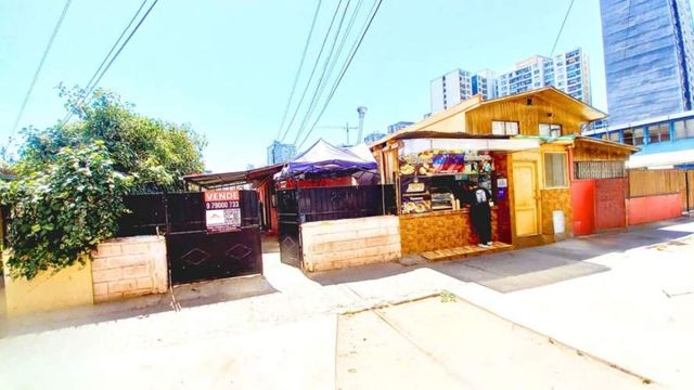 Casa en venta c/ estacionamiento en Metro Las Rejas