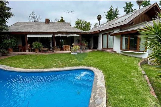 Casa en san carlos de apoquindo con buen terreno