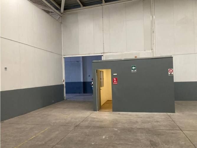 Arriendo bodega c/of de 234 m2, Los Libertadores. Quilicura.