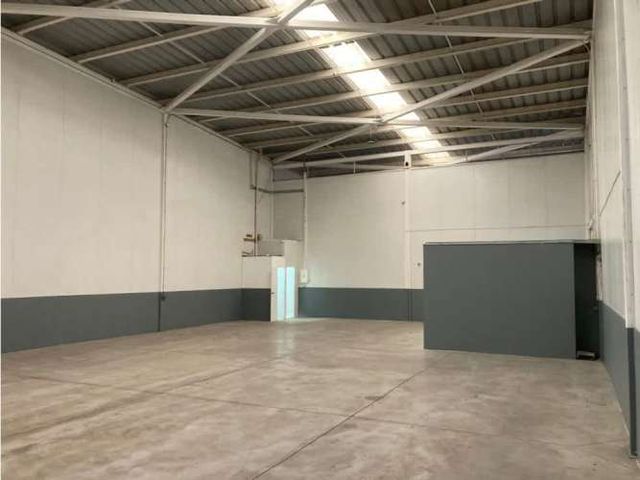 Arriendo bodega c/of de 234 m2, Los Libertadores. Quilicura.