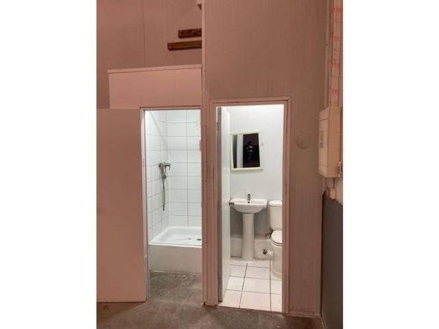 Arriendo bodega c/of de 234 m2, Los Libertadores. Quilicura.