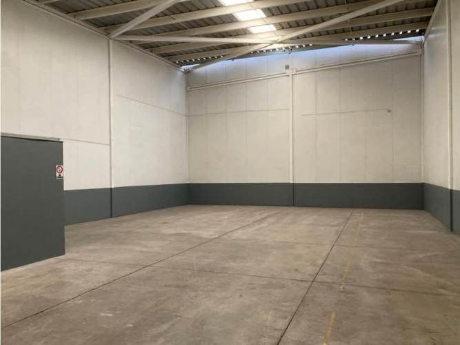 Arriendo bodega c/of de 234 m2, Los Libertadores. Quilicura.