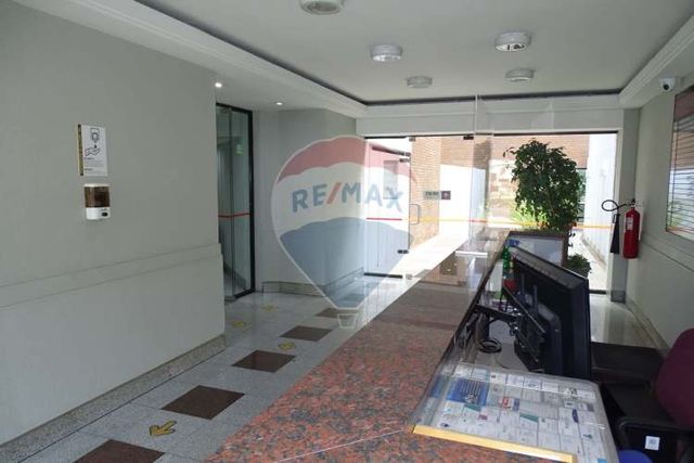 Oficina en edificio comercial / metro tobalaba