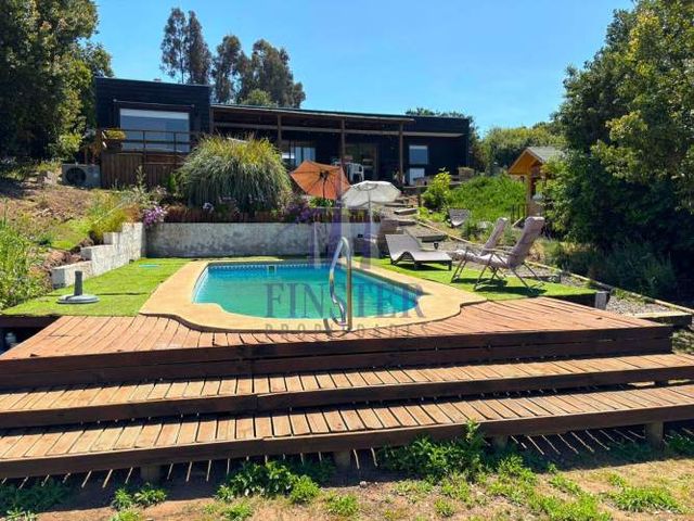 Parcela con 2 Casas y Vista Despejada en Campo Mar IV