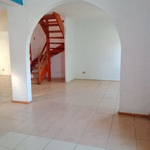 CASA GRANDE EN CONDOMINIO BELLOTO NORTE