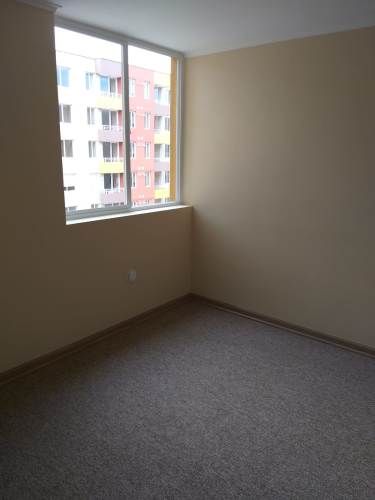 COCINA ABIERTA GOGIA  LIVING COMEDOR CON LINDA VISTA Y ESTACIONAMIENTO