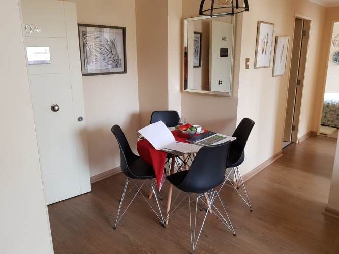 COCINA ABIERTA GOGIA  LIVING COMEDOR CON LINDA VISTA Y ESTACIONAMIENTO