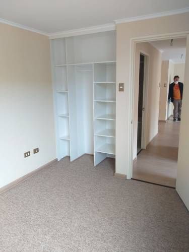 COCINA ABIERTA GOGIA  LIVING COMEDOR CON LINDA VISTA Y ESTACIONAMIENTO