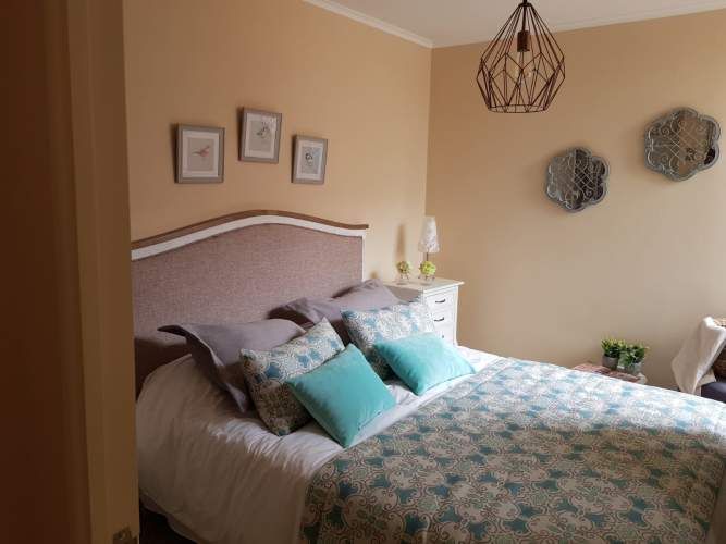 COCINA ABIERTA GOGIA  LIVING COMEDOR CON LINDA VISTA Y ESTACIONAMIENTO