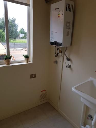 COCINA ABIERTA GOGIA  LIVING COMEDOR CON LINDA VISTA Y ESTACIONAMIENTO