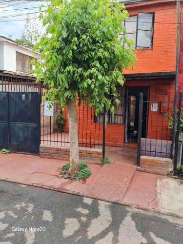 Excelente casa de dos pisos