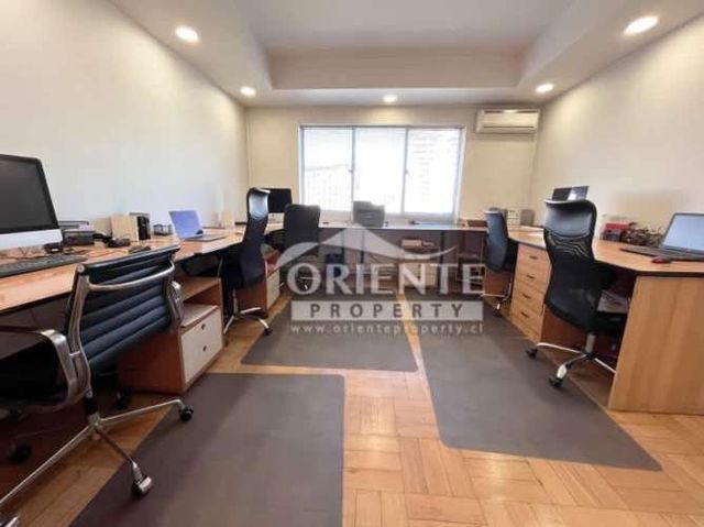 METRO LOS LEONES   OFICINA CON GRAN UBICACION