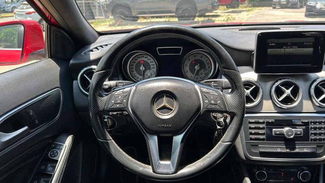 Mercedes Benz GLA200 200 1.6T AUT (2015)