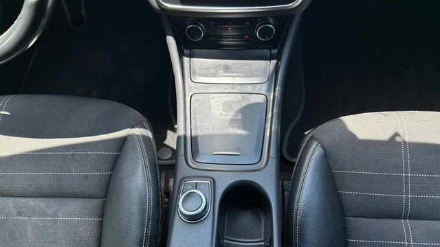 Mercedes Benz GLA200 200 1.6T AUT (2015)