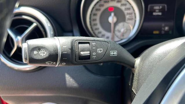 Mercedes Benz GLA200 200 1.6T AUT (2015)