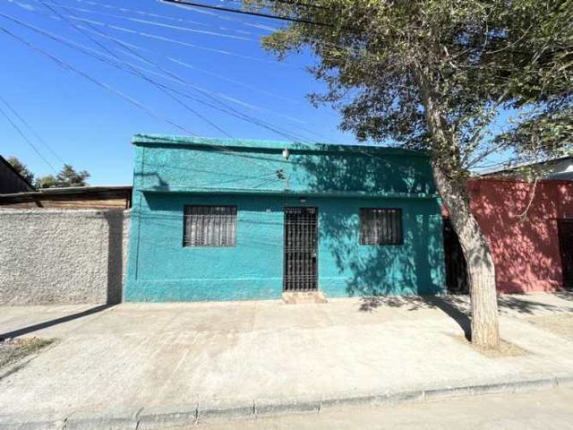 SE VENDE AMPLIA CASA DE 3D 1B EN CERRO NAVIA