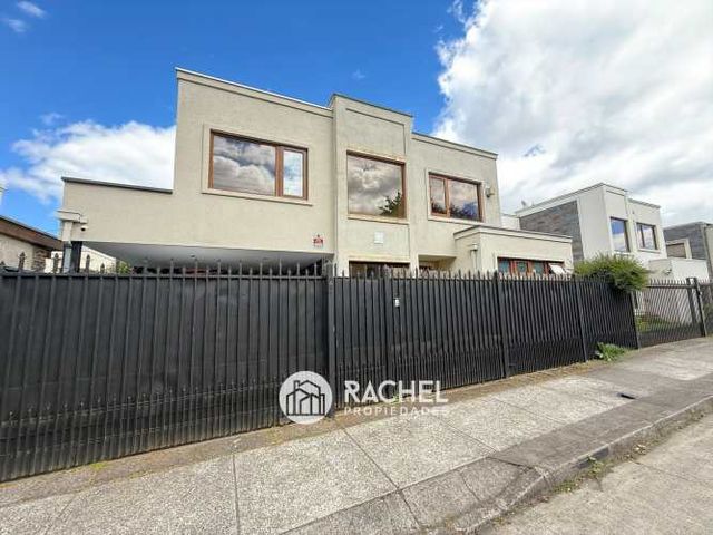 SE VENDE CASA CON 5 DORMITORIOS- QUINCHO Y PISCINA- Cumbres del Sur