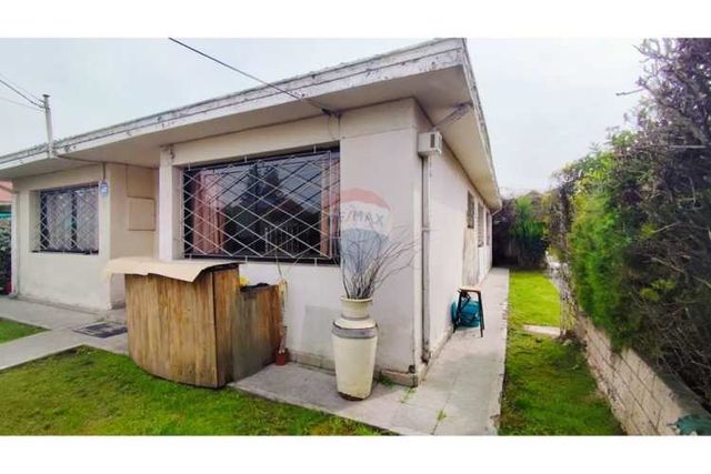 Se vende casa 3d/1b pasaje cerrado, la reina