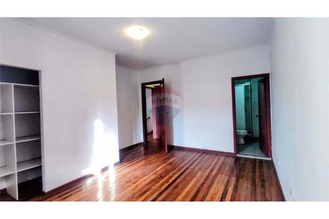 Edificio en venta de 4 pisos, 14 privados