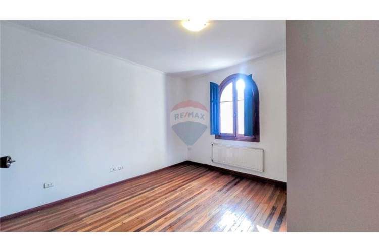 Edificio en venta de 4 pisos, 14 privados