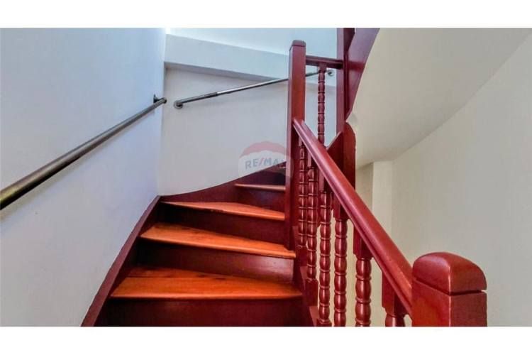 Edificio en venta de 4 pisos, 14 privados