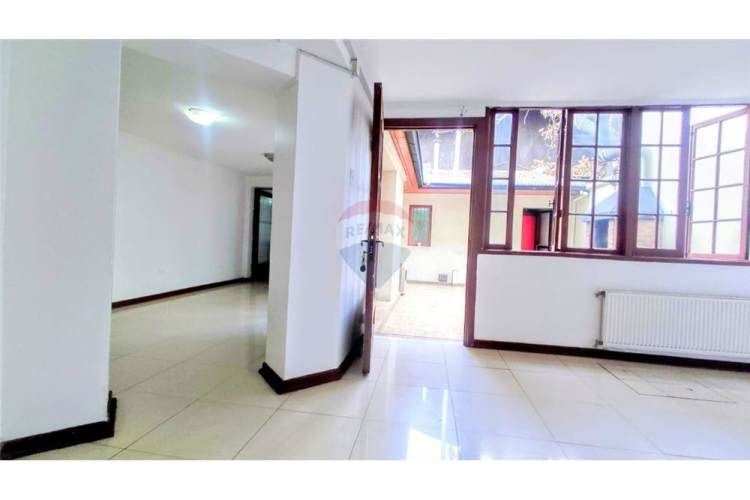 Edificio en venta de 4 pisos, 14 privados