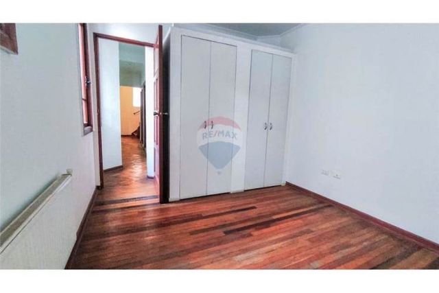 Edificio en venta de 4 pisos, 14 privados