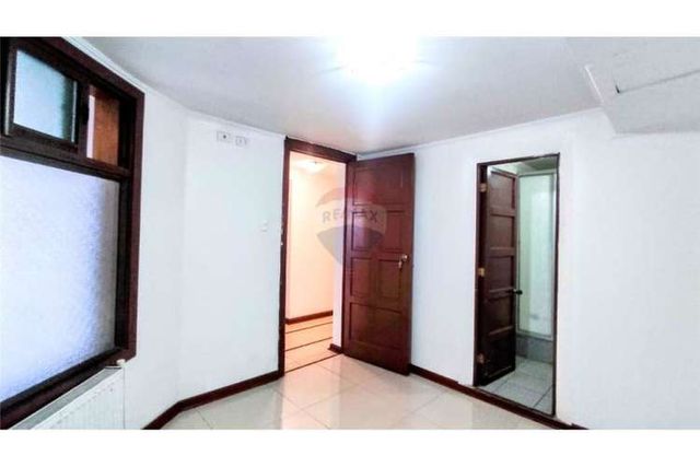 Edificio en venta de 4 pisos, 14 privados