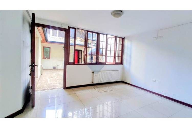 Edificio en venta de 4 pisos, 14 privados