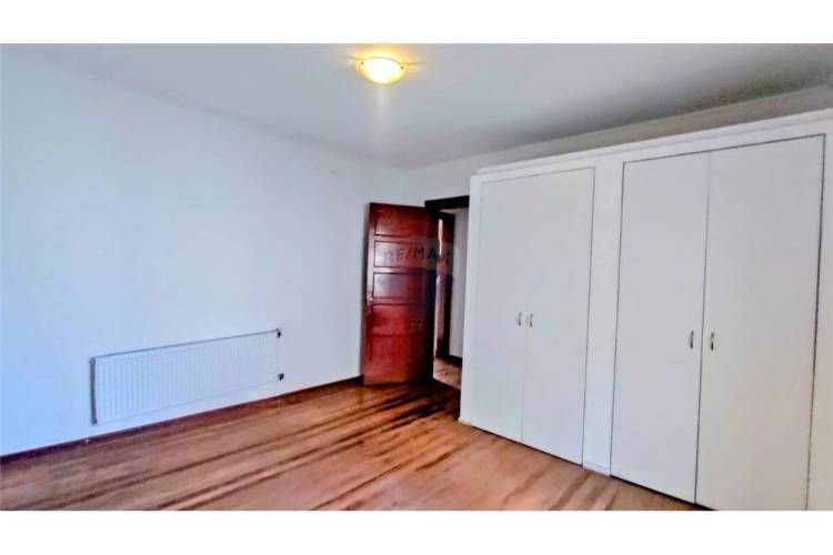 Edificio en venta de 4 pisos, 14 privados