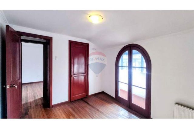 Edificio en venta de 4 pisos, 14 privados