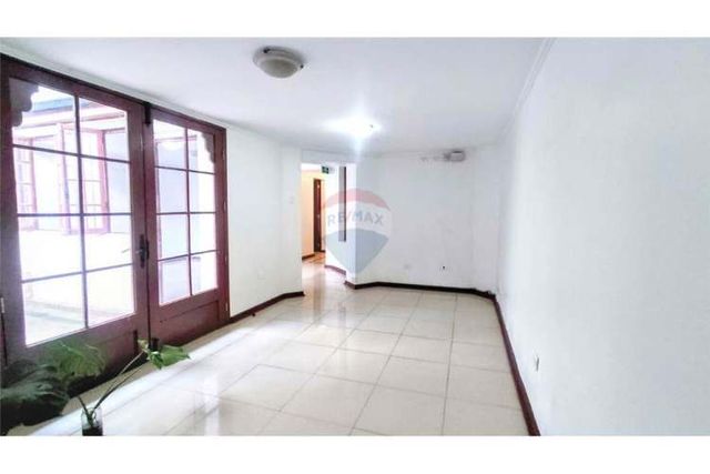 Edificio en venta de 4 pisos, 14 privados