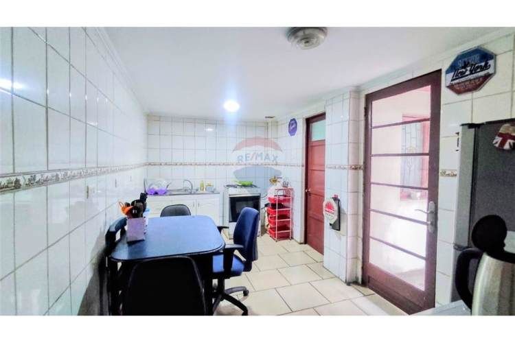 Edificio en venta de 4 pisos, 14 privados