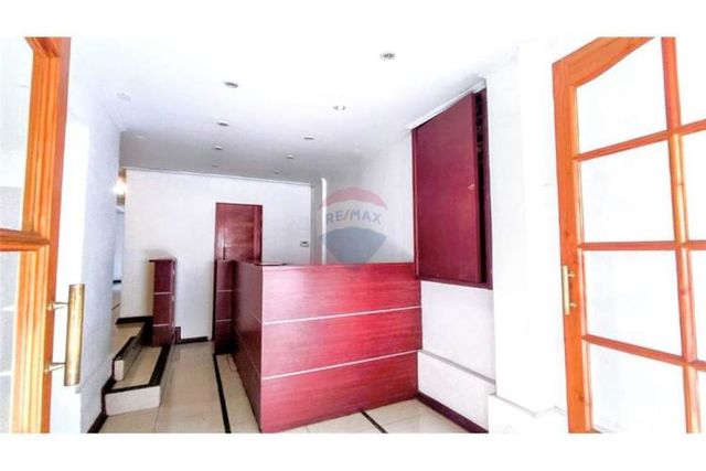 Edificio en venta de 4 pisos, 14 privados